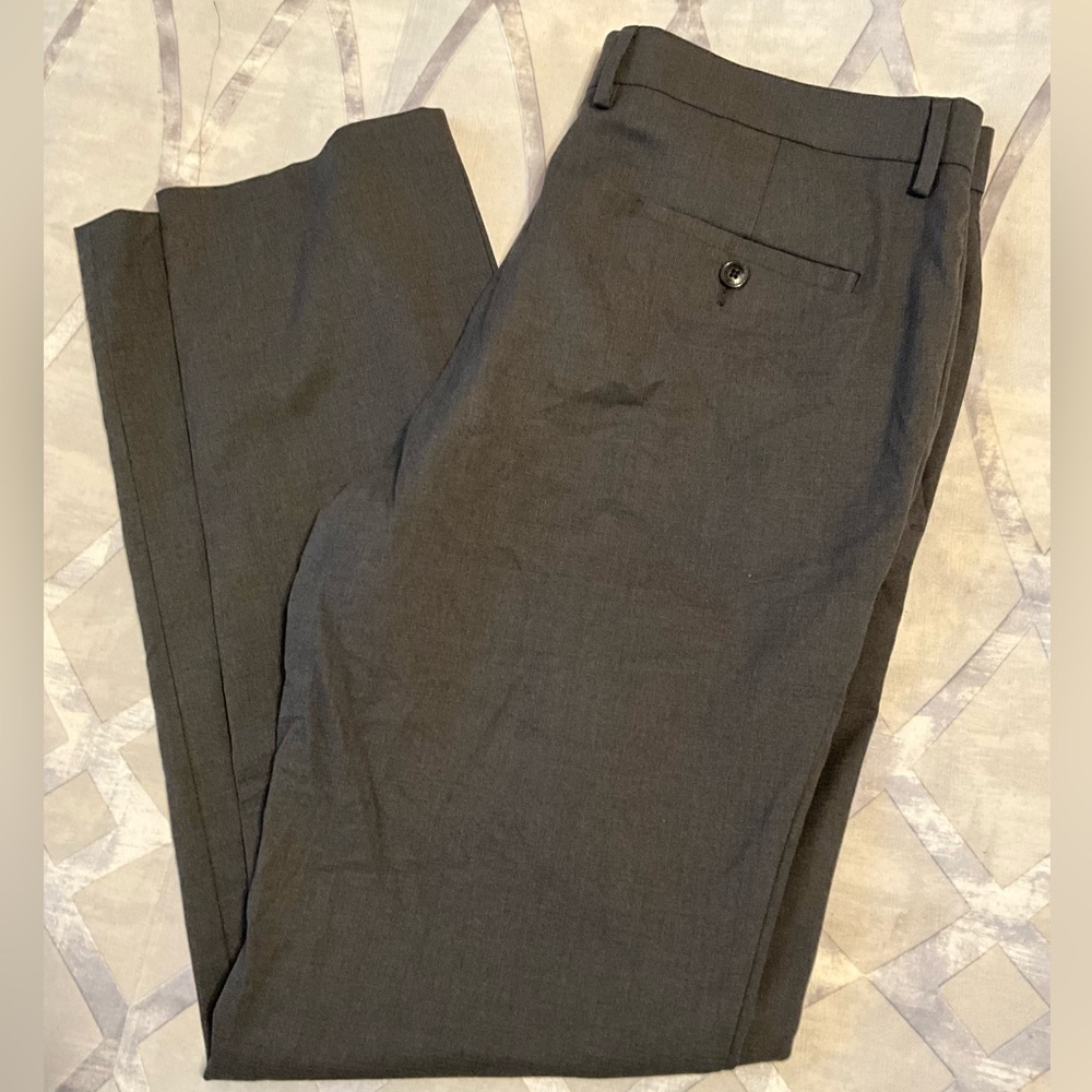 Gray Dress Pants with Streamlined Silhouette